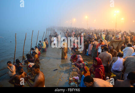 Allahabad, Indian state of Uttar Pradesh. 15th Jan, 2016. Hindu devotees take a dip at the confluence of River Ganges, Yamuna and Sarasvati during Makar Sankranti in Allahabad, northern Indian state of Uttar Pradesh, Jan. 15, 2016. Makar Sankranti, which marks transition of the sun into the zodiacal sign of Makara (Capricorn) on its celestial path, is a Hindus festival celebrated in almost all parts of India. Credit:  Stringer/Xinhua/Alamy Live News Stock Photo