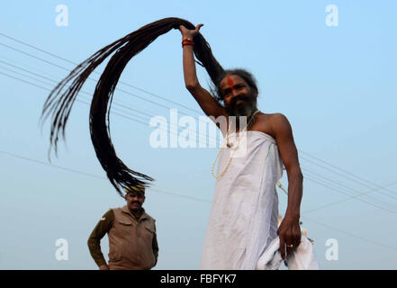 Allahabad, Indian state of Uttar Pradesh. 15th Jan, 2016. A sadhu drys his hair during Makar Sankranti in Allahabad, northern Indian state of Uttar Pradesh, Jan. 15, 2016. Makar Sankranti, which marks transition of the sun into the zodiacal sign of Makara (Capricorn) on its celestial path, is a Hindus festival celebrated in almost all parts of India. Credit:  Stringer/Xinhua/Alamy Live News Stock Photo