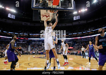 New Orleans, LA, USA. 15th Jan, 2016. New Orleans Pelicans forward Ryan Anderson (33) dunks the ball during an NBA basketball game between the Charlotte Hornets and the New Orleans Pelicans at the Smoothie King Center in New Orleans, LA. New Orleans Pelicans defeat Charlotte Hornets 109-107. Stephen Lew/CSM/Alamy Live News Stock Photo