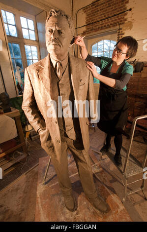 Sculptor Hazel Reeves works on the statue of Sir Nigel Gresley, the designer of the Flying Scotsman, for Kings Cross Station. Stock Photo