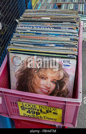 A Carly Simon LP in a box of vinyl records outside a secondhand records shop in Edinburgh, Scotland, UK. Stock Photo