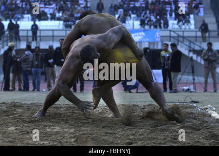 Lahore, Pakistan. 16th Jan, 2016. The two opposing wrestlers fight during RUSTAM-E-ZAMAN GAMA PEHALWAN DANGAL. Pakistani traditional wrestlers (Pehalwans) compete during RUSTAM-E-ZAMAN GAMA PEHALWAN DANGAL. © Rana Sajid Hussain/Alamy Live News Stock Photo