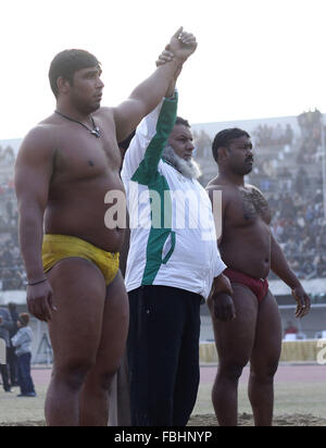 Lahore, Pakistan. 16th Jan, 2016. Referee declaring the winner during RUSTAM-E-ZAMAN GAMA PEHALWAN DANGAL. Pakistani traditional wrestlers (Pehalwans) compete during RUSTAM-E-ZAMAN GAMA PEHALWAN DANGAL. © Rana Sajid Hussain/Alamy Live News Stock Photo