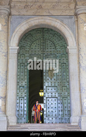 Papal Swiss guard outside St Peter's Basilica, Vatican City, Rome, Italy. Stock Photo