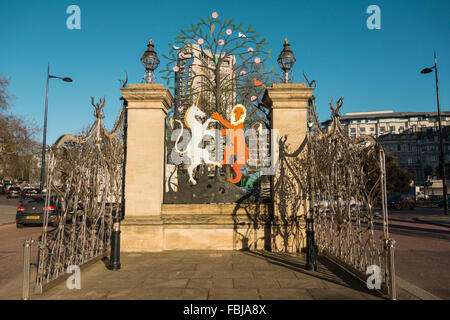 Queen Elizabeth gate also known as Queen Mother's Gate, South Carriage Drive near Hyde Park Corner and Park Lane Hilton Hotel Stock Photo