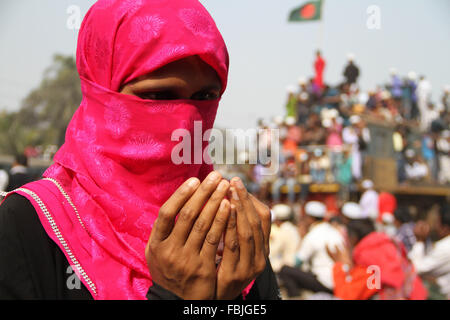 Dhaka, Bangladesh. 17th January, 2016. A Bangladeshi Muslim woman participates in Akheri Munajat, or last prayers, at the conclusion of the Biswa Ijtema or World Muslim Congregation at Tongi, in Dhaka, Bangladesh. Islamic annual event Biswa Ijtema second phase ended with concluding prayer also knows as the Akheri Munajat, seeking spiritual well-being and welfare of the Muslim Ummah. Several millions devotees participated in the Akheri Munajat around the globe. Credit:  Rehman Asad/Alamy Live News Stock Photo