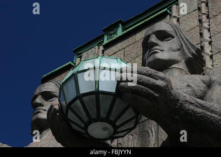 Helsinki Railway station & VR statues Lyhdynkantajat, Finland Stock Photo