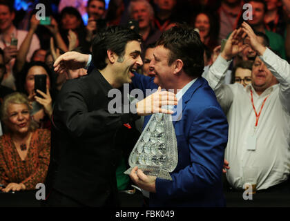 Alexandra Palace, London, UK. 17th Jan, 2016. Masters Snooker. Final, Ronnie O'Sullivan versus Barry Hawkins. Ronnie O'Sullivan wins The dafabet Masters Snooker and receives the Trophy off former player Jimmy White Credit:  Action Plus Sports/Alamy Live News Stock Photo