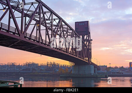 Roosevelt Island Bridge during sunrise. Stock Photo