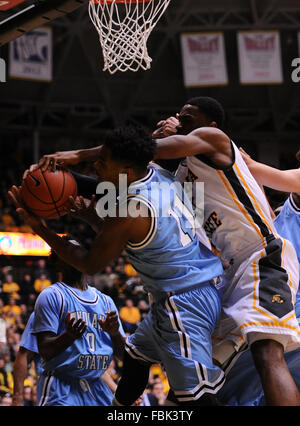 Wichita, Kansas, USA. 17th Jan, 2016. Indiana State Sycamores guard Devonte Brown (11) and Wichita State Shockers forward Rashard Kelly (0) fight for a loose ball in the first half during the NCAA the Wichita State Shockers at Charles Koch Arena in Wichita, Kansas. Kendall Shaw/CSM/Alamy Live News Stock Photo