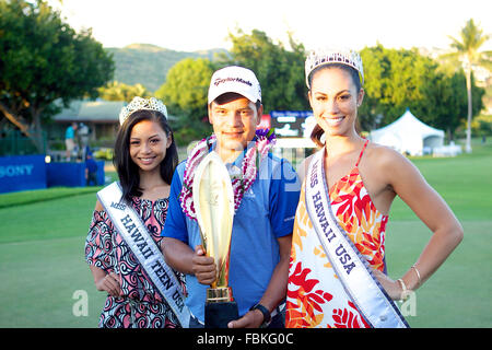 Honolulu, Hawaii, USA. 17th Jan, 2016. 2016 Miss Hawaii Teen USA Joahnna Lee Ucol and 2016 Miss Hawaii USA Chelsea Hardin pose with Fabion Gomez pose with the Sony open trophy after the final round of the Sony Open at Waialae Country Club in Honolulu, Hawaii. Credit:  csm/Alamy Live News Stock Photo