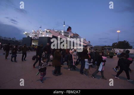 Piraeus, Greece. 18th Jan, 2016. Refugees, mostly Syrian and Afghan ...