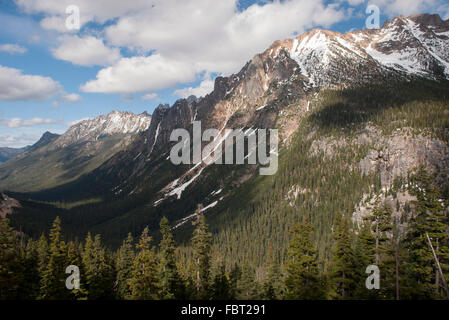 Snow dusted mountains, North Cascades National Park, Washington, USA Stock Photo