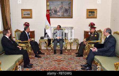 Cairo, Egypt. 19th Jan, 2016. Egyptian President Abdel Fattah al-Sisi meets with Iraqi Defense Minister Khaled al-Obeidi in Cairo, Egypt, on Jan. 19, 2016 © Egyptian President Office/APA Images/ZUMA Wire/Alamy Live News Stock Photo