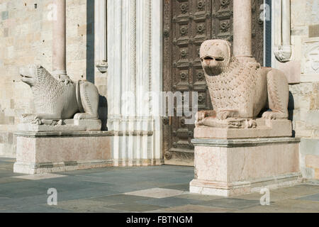 The entrance to il Duomo dell'Assunta Cathedral with marble lions supporting pillars, Parma,  Emilia Romagna region, Italy Stock Photo