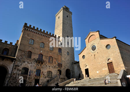 Palazzo del Popolo and cathedral, Piazza del Duomo, San Gimignano, Tuscany, Italy Stock Photo