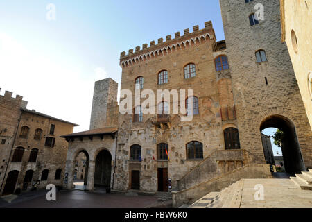 Palazzo del Popolo (old townhall), Piazza del Duomo, San Gimignano, Tuscany, Italy Stock Photo