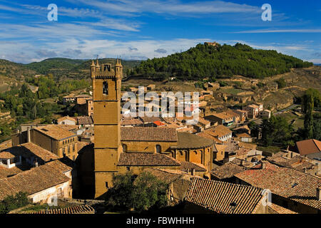 Zaragoza province, Aragon, Spain: Uncastillo and his church Santa María la Mayor. Cinco Villas Stock Photo