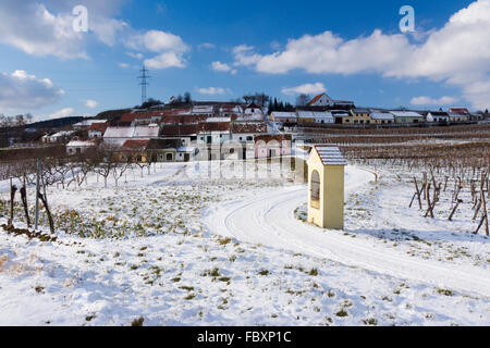 Snow covered wine cellars, vineyards and a Marterl on Mittelberg's Kellergasse in the Kamptal wine growing area of Lower Austria Stock Photo