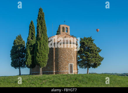 Scenic tuscan view, Cappella della Madonna di Vitaleta Stock Photo