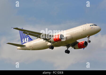 Scandinavian Airlines Airbus 320-232 OY-KAS landing at Heathrow Stock Photo