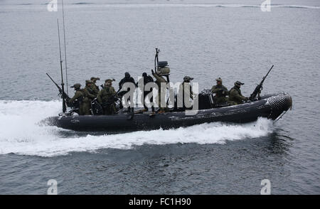 Kiel, Germany. 19th Jan, 2016. German commando frogmen of the German Navy demonstrate their skills at the naval base in Kiel, Germany, 19 January 2016. Photo: CHRISTIAN CHARISIUS/dpa/Alamy Live News Stock Photo