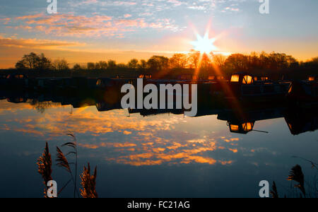 Sunrise over St. Mary's Marina, Rufford, Lancashire, UK. 20th Jan 2016.  After a cold & crisp night, a beautiful sunrise appears over Lancashire warming the cool morning air. Credit:  Cernan Elias/Alamy Live News Stock Photo