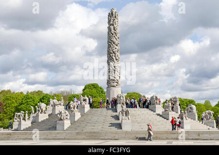 Statues in Vigeland park in Oslo centerpiece Stock Photo