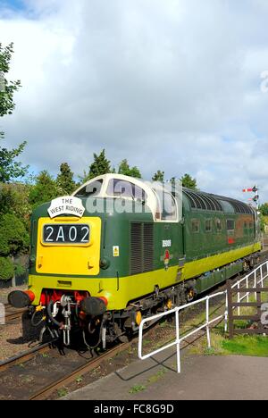 alycidon-d9009-deltic-diesel-locomotive-under-power-on-the-east