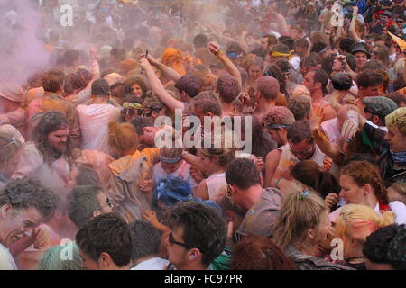 Festival goers take part in a powder paint throwing event at the Y Not music festival, Peak District, Derbyshire England UK Stock Photo