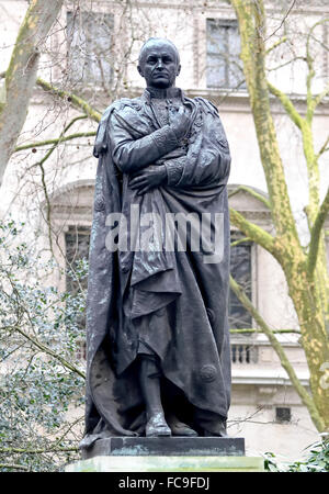 London, England, UK. Statue: Lord George Nathaniel Curzon (politician: 1859-1925) in Carlton House Terrace... Stock Photo