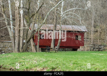 The Henry covered bridge was built in 1841 using a Queenpost design.  It crosses Mingo Creek in Washington County, Pennsylvania, USA Stock Photo