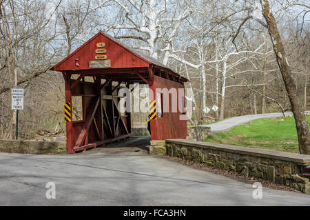 The Henry covered bridge was built in 1841 using a Queenpost design.  It crosses Mingo Creek in Washington County, Pennsylvania, USA Stock Photo