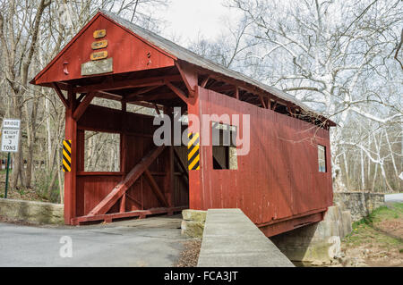 The Henry covered bridge was built in 1841 using a Queenpost design.  It crosses Mingo Creek in Washington County, Pennsylvania, USA Stock Photo