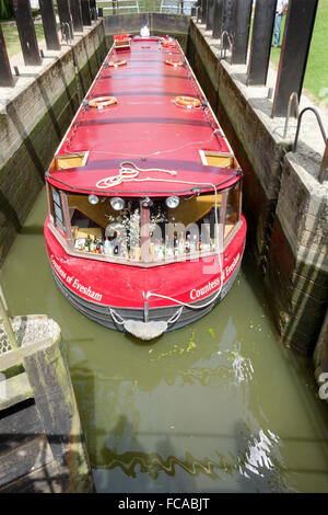 The Countess of Evesham, a restaurant cruiser in the Colin P Witter lock on the river Avon at Stratford-upon-Avon. Stock Photo