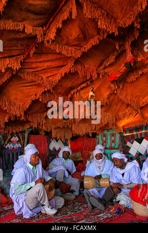 Men playing music in TAFSIT festival. Algeria, Sahara, Hoggar (Ahaggar Mountains), Tamanrasset Stock Photo