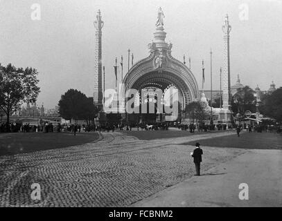 AJAXNETPHOTO. 1900. PARIS, FRANCE. - UNIVERSAL EXPOSITION - WORLD FAIR - ORNATE MAIN ENTRANCE TO THE EXPOSITION UNIVERSELLE.    PHOTO; AJAX VINTAGE PICTURE LIBRARY REF:PAR EXPO 1900 17. Stock Photo