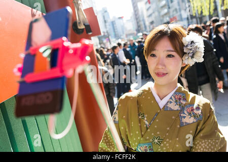 Tokyo, Japan. 22nd January, 2016. A Chinese tourist dressed in traditional Japanese kimono poses for a selfie at the entrance of Sensoji temple in Asakusa district on January 22, 2016, Tokyo, Japan. The Japan National Tourism Organization reported on Tuesday 19th a record increase in foreign visitors in 2015. Approximately 19.73 million people visited Japan from abroad, up 47.3 percent. According to the report there were more Chinese visitors than from any other nation with 4.99 million coming in 2015. South Korea (4 million) and Taiwan (3. Credit:  Aflo Co. Ltd./Alamy Live News Stock Photo