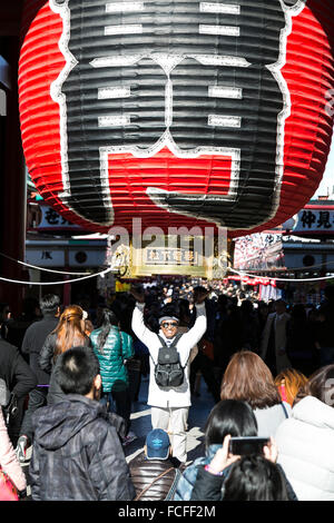 Tokyo, Japan. 22nd January, 2016. A foreign tourist poses for a photograph at the entrance of Sensoji temple in Asakusa district on January 22, 2016, Tokyo, Japan. The Japan National Tourism Organization reported on Tuesday 19th a record increase in foreign visitors in 2015. Approximately 19.73 million people visited Japan from abroad, up 47.3 percent. According to the report there were more Chinese visitors than from any other nation with 4.99 million coming in 2015. South Korea (4 million) and Taiwan (3. Credit:  Aflo Co. Ltd./Alamy Live News Stock Photo