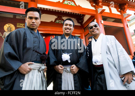 Tokyo, Japan. 22nd January, 2016. Malay tourists dressed in traditional Japanese kimono pose for a photograph at the entrance of Sensoji temple in Asakusa district on January 22, 2016, Tokyo, Japan. The Japan National Tourism Organization reported on Tuesday 19th a record increase in foreign visitors in 2015. Approximately 19.73 million people visited Japan from abroad, up 47.3 percent. According to the report there were more Chinese visitors than from any other nation with 4.99 million coming in 2015. South Korea (4 million) and Taiwan (3. Credit:  Aflo Co. Ltd./Alamy Live News Stock Photo