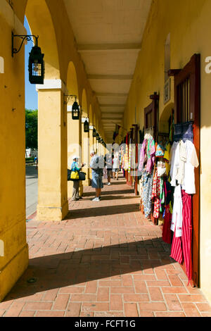 Boutiques and tourist shops line Las Bovedas market in Cartagena's old city Stock Photo