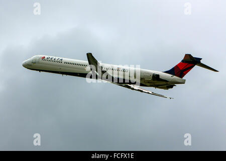 McDonnell Douglas MD-80/90 commercial jet passenger plane of Delta Air Lines leaves Sarasota airport bound for ATL Atlanta Stock Photo