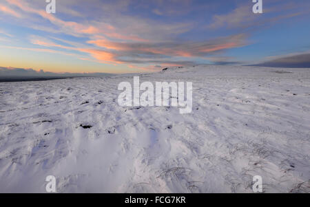 Snowy moorland beside the Pennine way above Glossop in Derbyshire on a breathtaking winter evening at sunset. Stock Photo