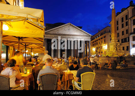 The Pantheon and the Fontana del Pantheon on Piazza della Rotonda, Rome, Italy Stock Photo