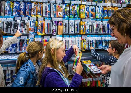 BACK-TO-SCHOOL ILLUSTRATION, BUYING SCHOOL SUPPLIES AT A SUPERMARKET Stock Photo