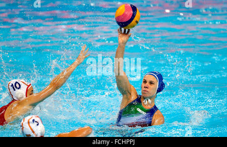 Belgrade, Serbia. 22nd Jan, 2016. Italy's Tania Di Mario (R) competes during the women's bronze medal match against Spain at the European Water Polo Championships in Belgrade, Serbia, on Jan. 22, 2016. Italy won 10-9. © Predrag Milosavljevic/Xinhua/Alamy Live News Stock Photo