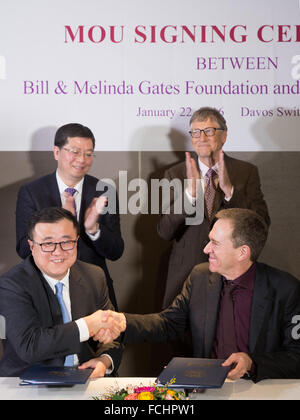 Davos, Switzerland. 22nd Jan, 2016. Qiu Yong (L Back), president of China's Tsinghua University, and Bill Gates (R Back), co-chair of the Bill & Melinda Gates Foundation (BMGF), attend a signing ceremony in Davos, Switzerland, Jan. 22, 2016. Tsinghua University and the BMGF signed an agreement Friday on establishing the Global Health Drug Discovery Institute in Beijing, capital of China. © Xu Jinquan/Xinhua/Alamy Live News Stock Photo