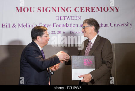 Davos, Switzerland. 22nd Jan, 2016. Qiu Yong (L), president of China's Tsinghua University, shakes hands with Bill Gates, co-chair of the Bill & Melinda Gates Foundation (BMGF), during a signing ceremony in Davos, Switzerland, Jan. 22, 2016. Tsinghua University and the BMGF signed an agreement Friday on establishing the Global Health Drug Discovery Institute in Beijing, capital of China. © Xu Jinquan/Xinhua/Alamy Live News Stock Photo