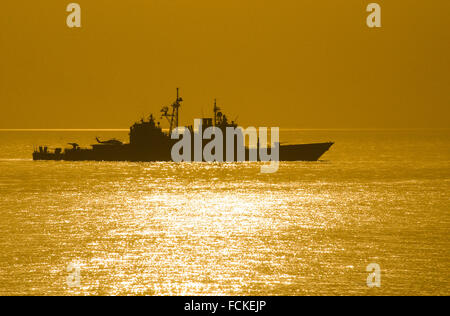 USS Mobile Bay on patrol during the Second Gulf War she was one of thirty warships and submarines that launched Tomahawk missiles into Iraq Stock Photo