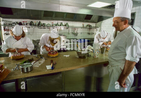 Paris, France, Small Group People, Foreign Students with teacher in French School Cooking Class, 'Le Cordon Bleu' professional Kitchen, inside, france gastronomy Stock Photo